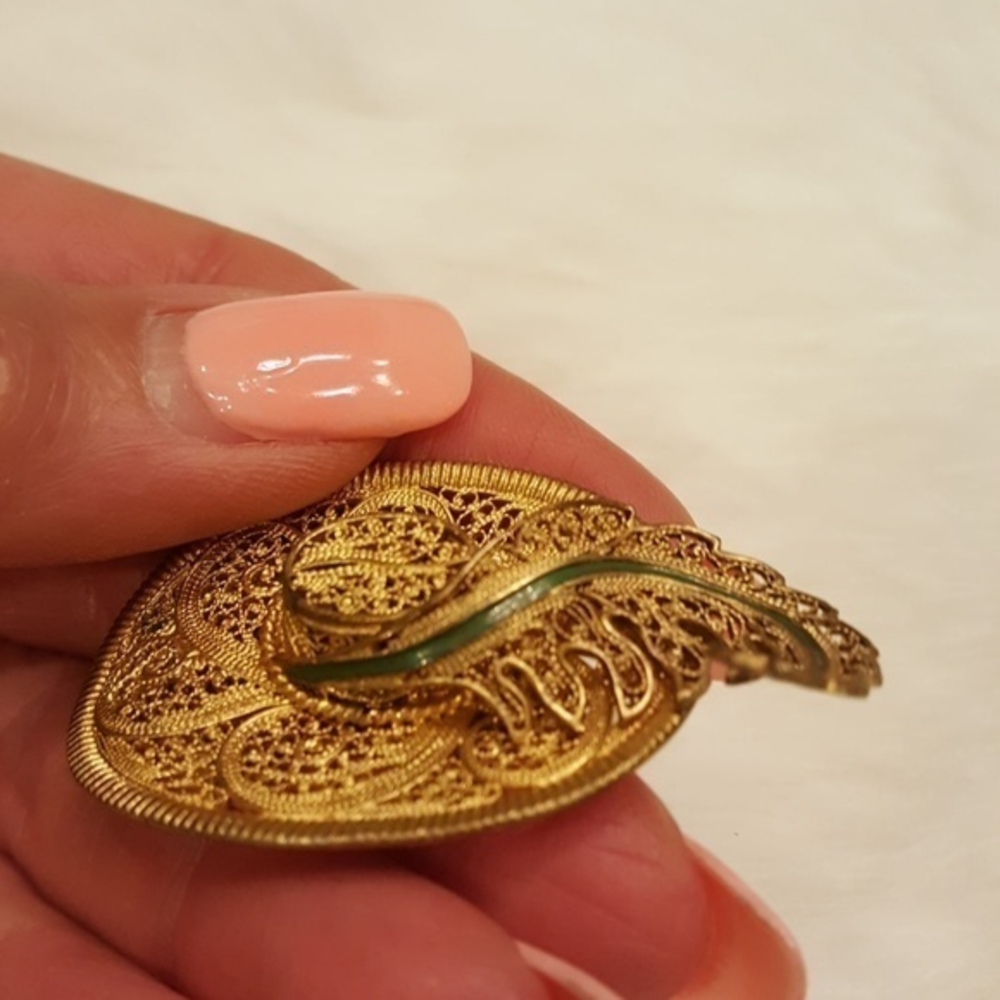 VTG GOLD FILIGREE‎ GREEN FEATHER  HAT PENDANT